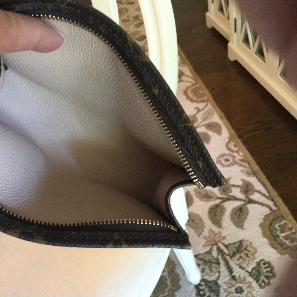 Louis Vuitton toiletry 15 - Picture 10 of 14